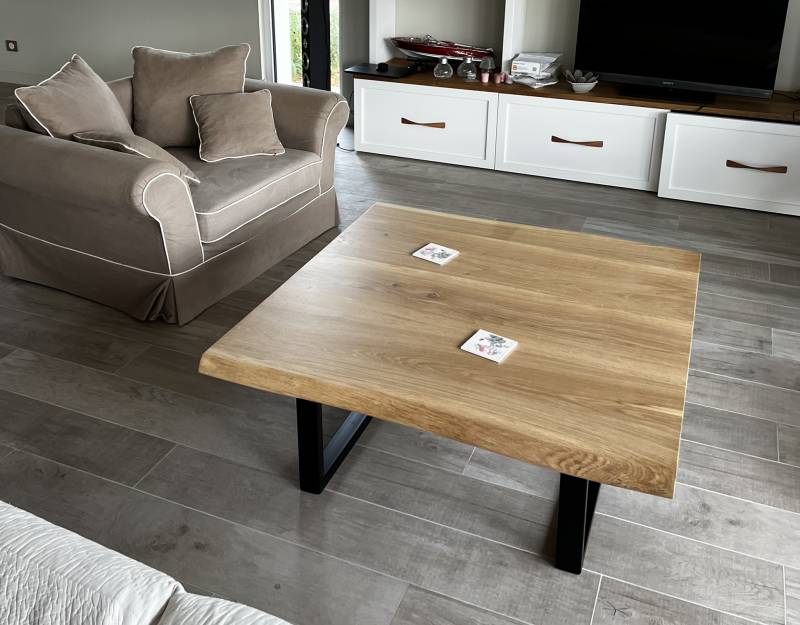 Table basse en bois massif avec bords bruts naturels et pied en métal sur mesure à Paris
