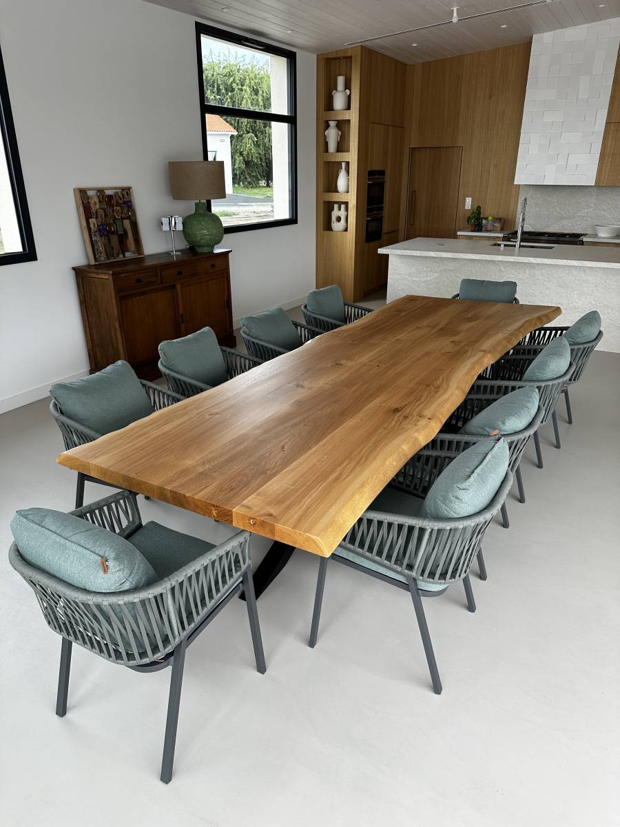 Grande table à manger en chêne massif, bords bruts naturels et pied central mikado à Bordeaux