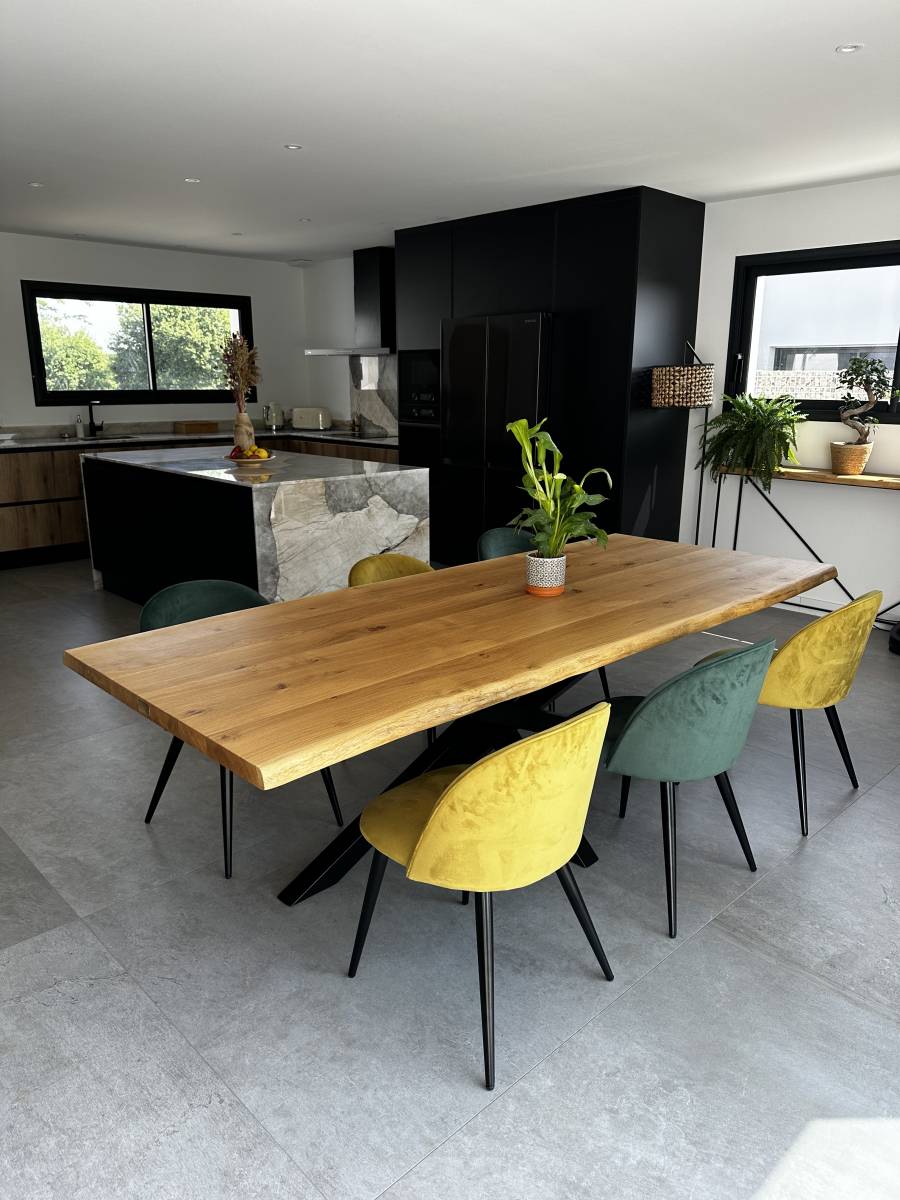 Table en bois massif pour 12 personnes