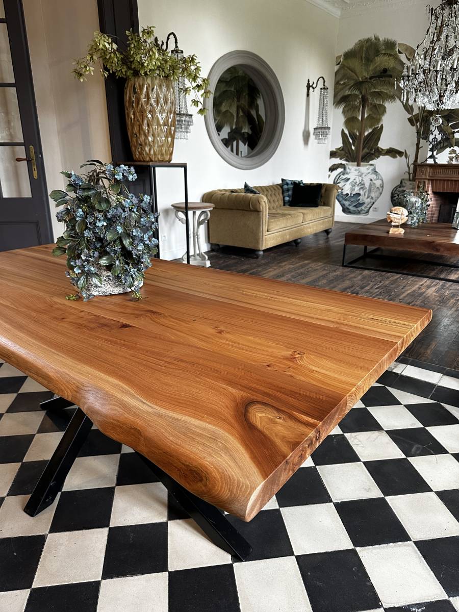 Table de luxe en bois massif pour un hôtel à Monaco