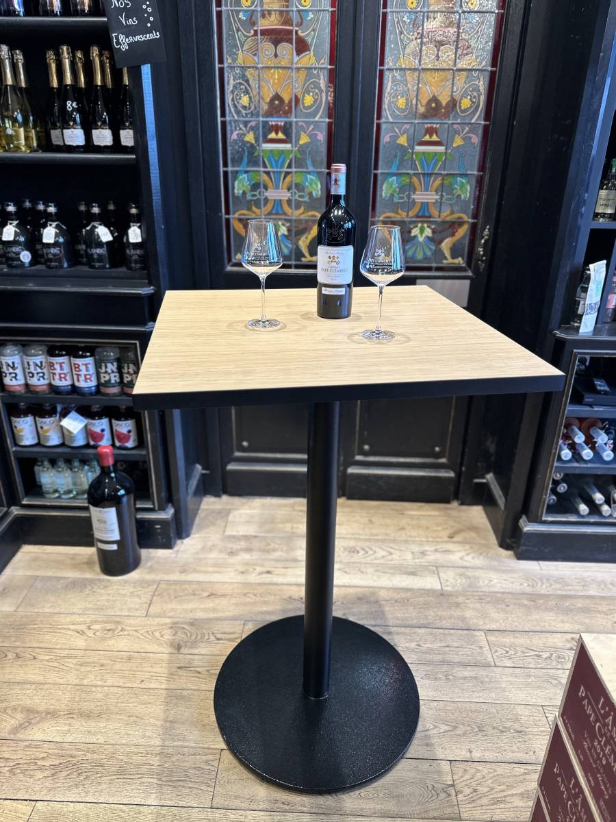 Table en bois massif pour café à Bordeaux