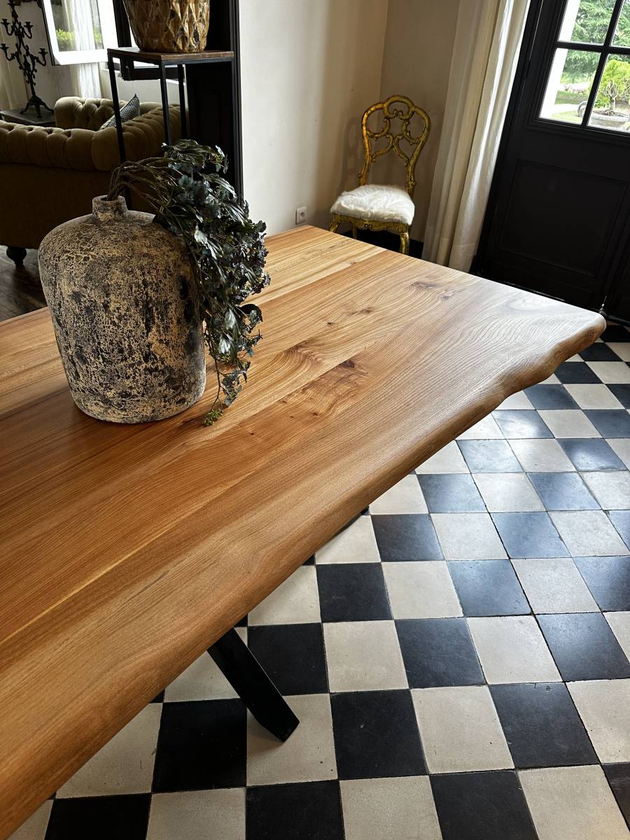Vue d'en haut d'une table couleur caramel à Paris 
