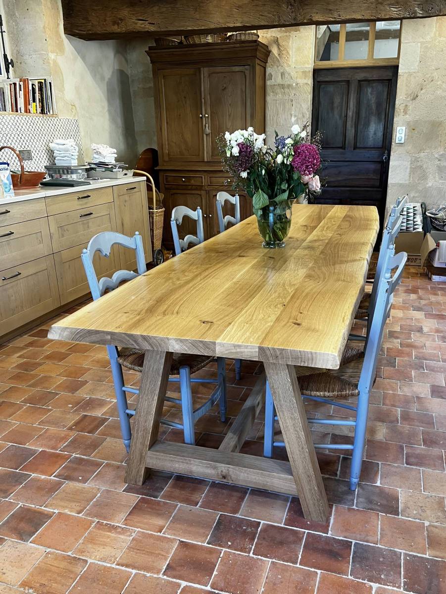 Table en bois massif de Thomas Berard avec pied en bois à Méribel
