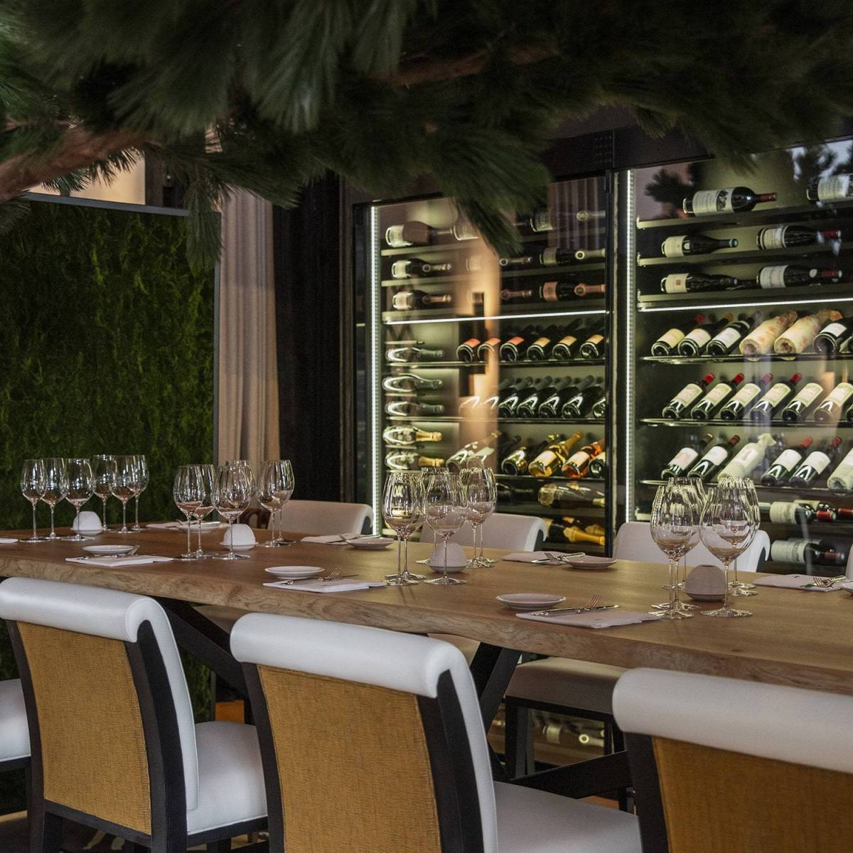 Table en bois massif sur mesure pour restaurant à Saint Malo