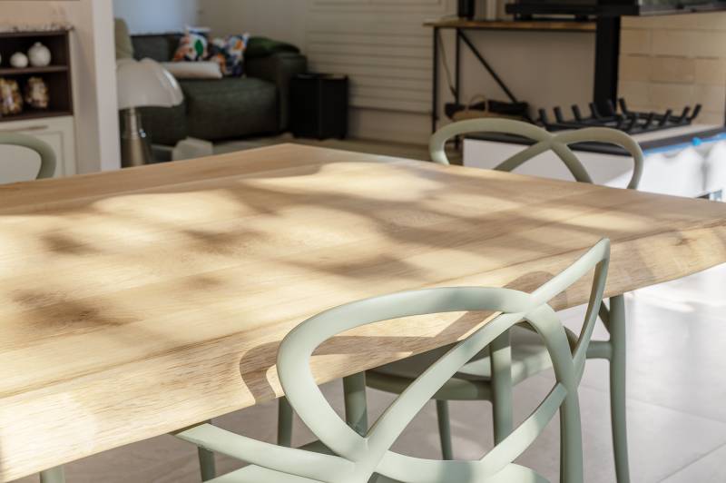 Table en bois massif et pied central mikado à Bordeaux 